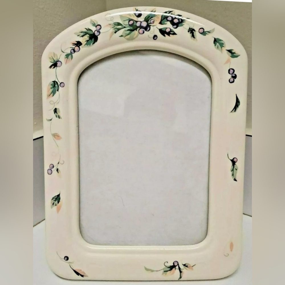 VintaLge Hallmark Ceramic White Curved Top Picture Frame with Flowers 5"x7